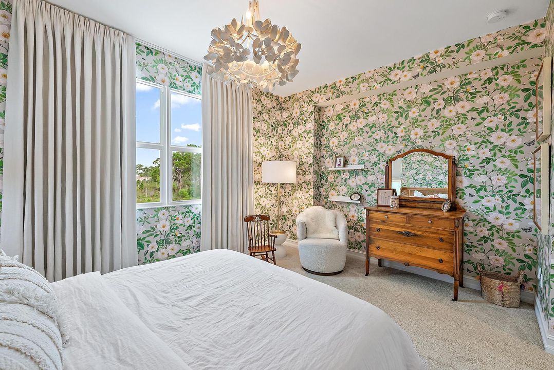 合同活跃: $3,999,990 (5 贝兹, 4 浴室, 4183 平方英尺)