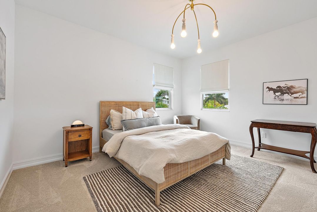 合同活跃: $3,999,990 (5 贝兹, 4 浴室, 4183 平方英尺)