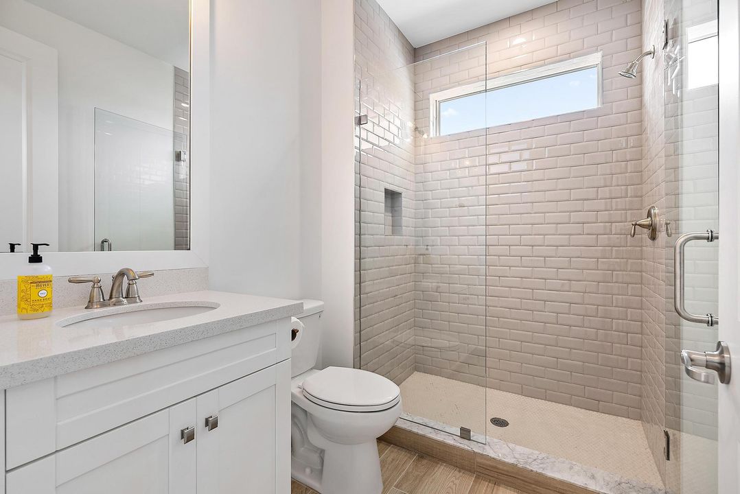 合同活跃: $3,999,990 (5 贝兹, 4 浴室, 4183 平方英尺)