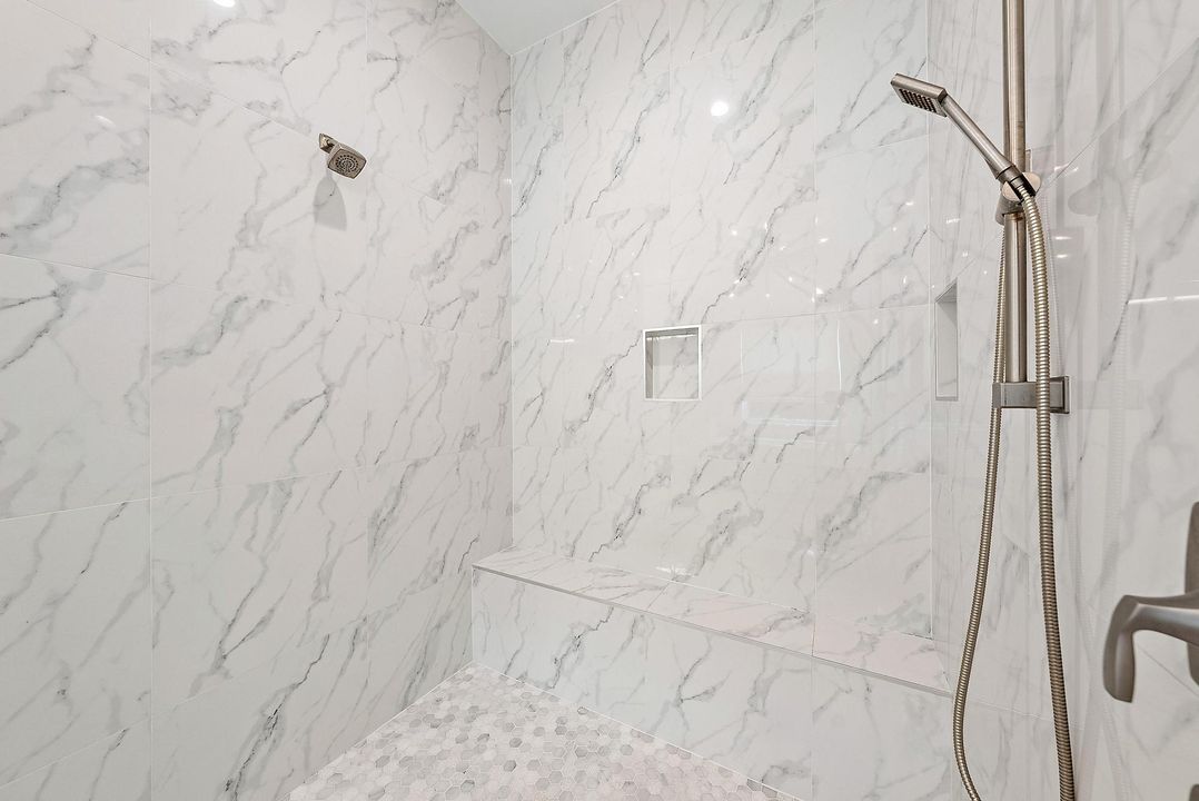 合同活跃: $3,999,990 (5 贝兹, 4 浴室, 4183 平方英尺)