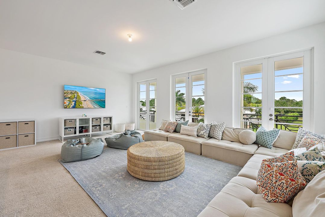 合同活跃: $3,999,990 (5 贝兹, 4 浴室, 4183 平方英尺)