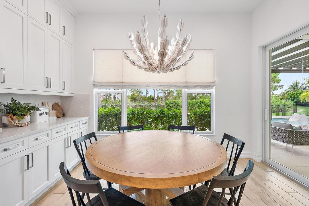 合同活跃: $3,999,990 (5 贝兹, 4 浴室, 4183 平方英尺)