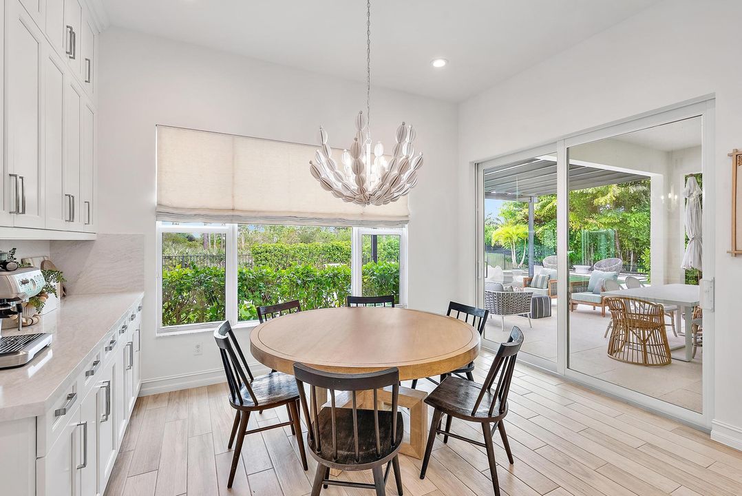 合同活跃: $3,999,990 (5 贝兹, 4 浴室, 4183 平方英尺)