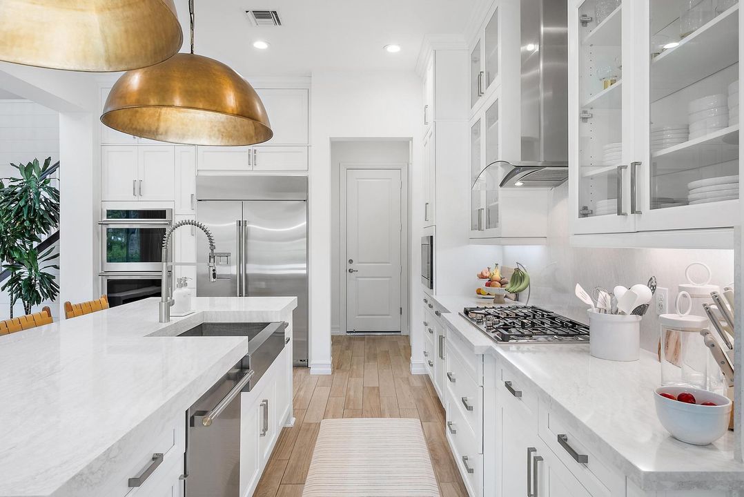 合同活跃: $3,999,990 (5 贝兹, 4 浴室, 4183 平方英尺)