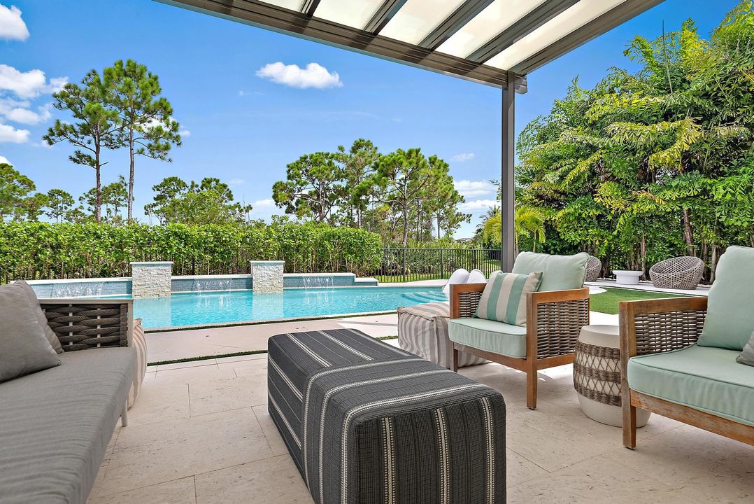 合同活跃: $3,999,990 (5 贝兹, 4 浴室, 4183 平方英尺)