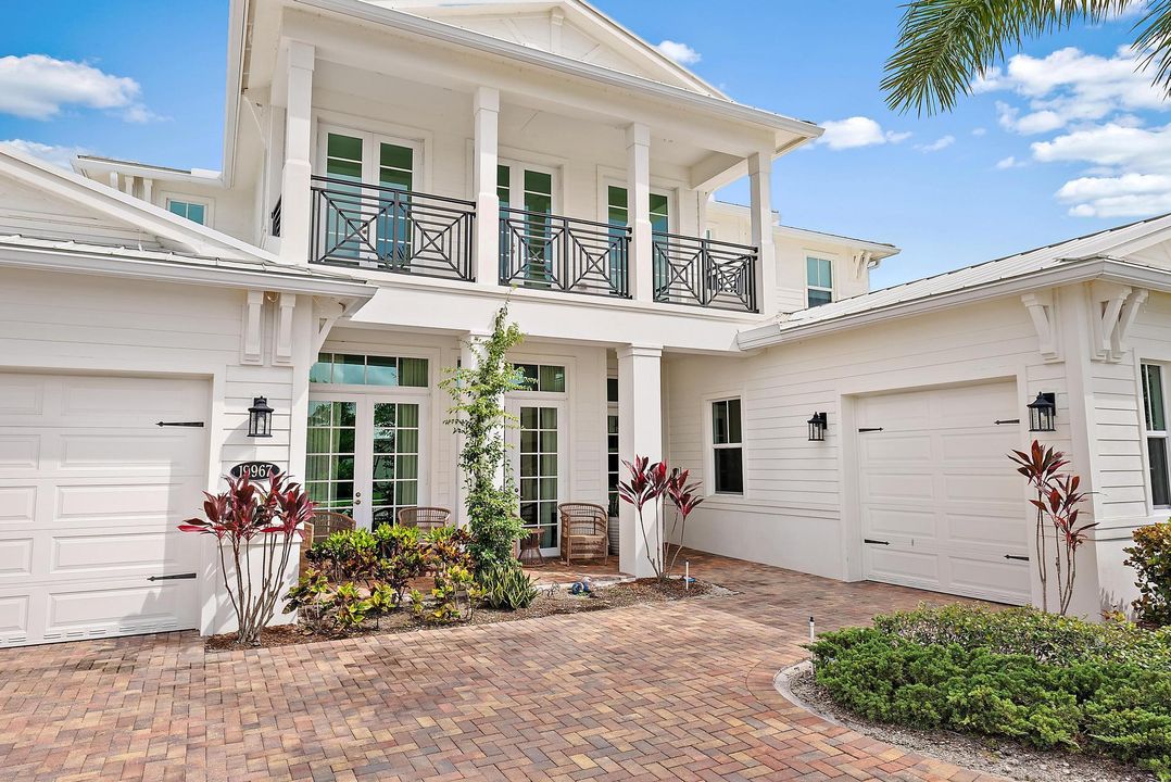 合同活跃: $3,999,990 (5 贝兹, 4 浴室, 4183 平方英尺)