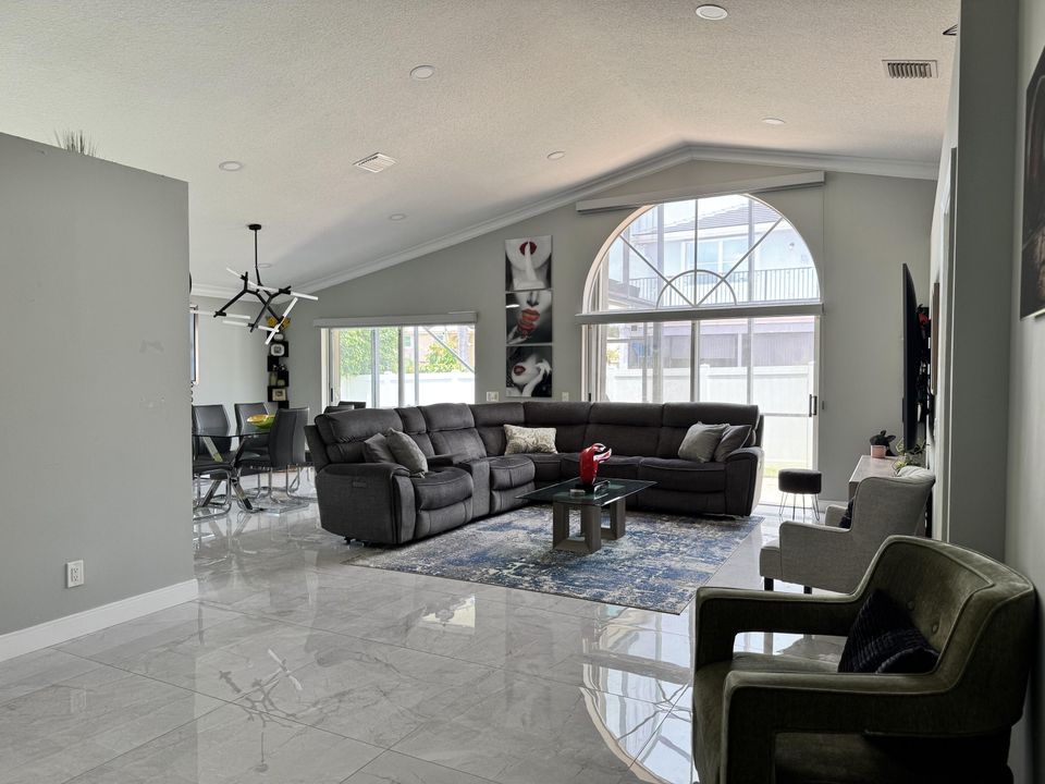 出租: $4,550 (3 贝兹, 2 浴室, 1795 平方英尺)