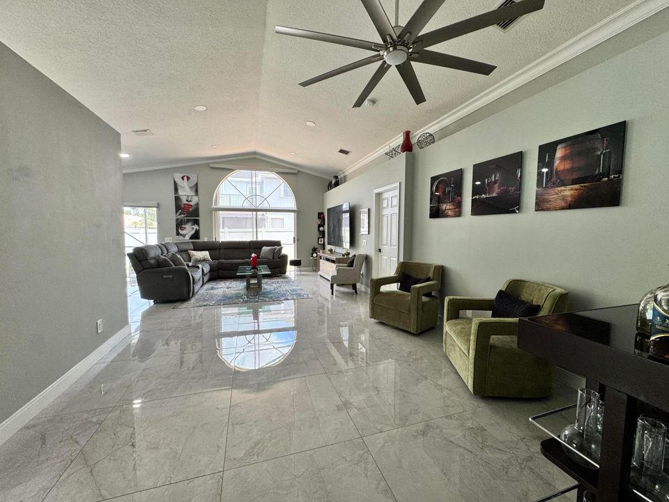 出租: $4,550 (3 贝兹, 2 浴室, 1795 平方英尺)