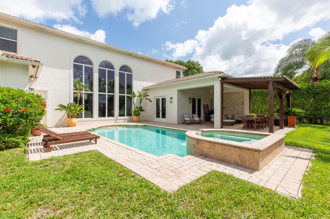 На продажу: $2,095,000 (5 спален, 5 ванн, 4879 Квадратных фут)