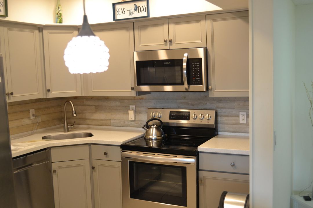 For Sale: $179,000 (2 beds, 2 baths, 875 Square Feet)