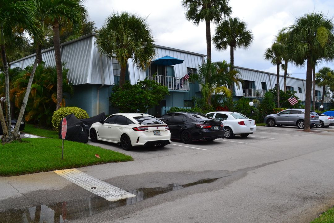 For Sale: $179,000 (2 beds, 2 baths, 875 Square Feet)