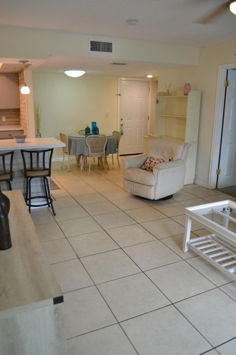For Sale: $179,000 (2 beds, 2 baths, 875 Square Feet)