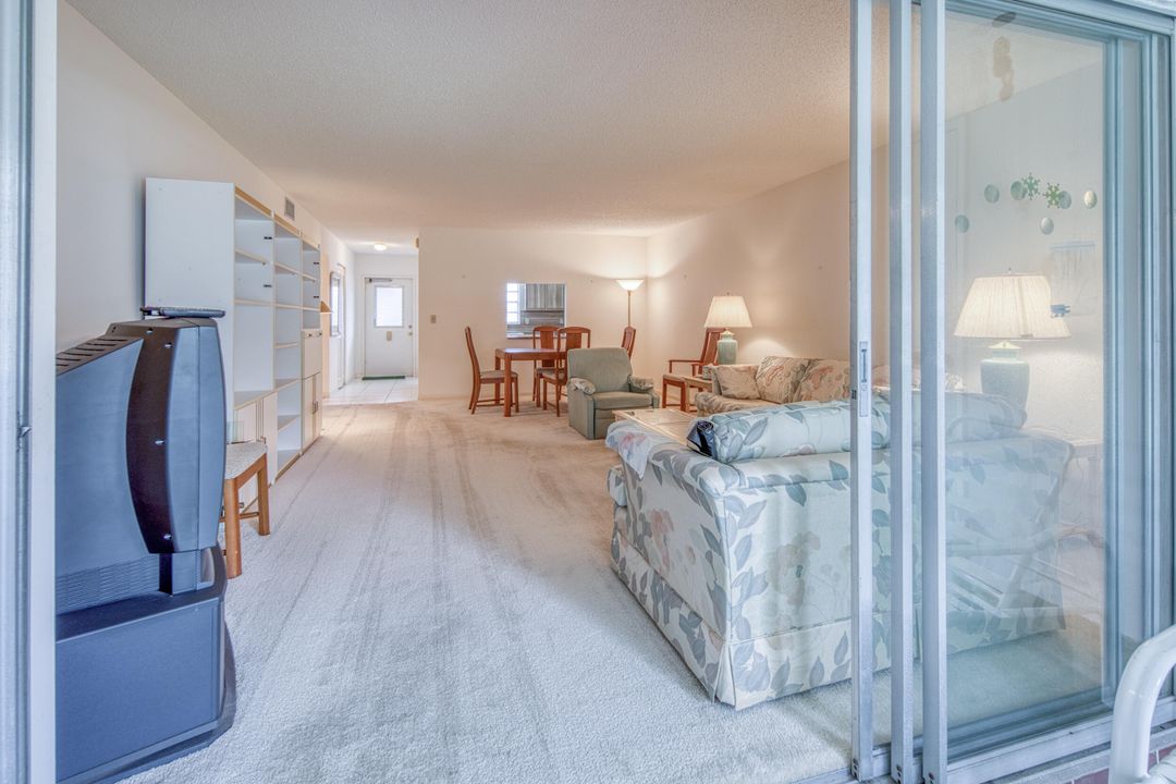 合同活跃: $148,000 (2 贝兹, 2 浴室, 1088 平方英尺)