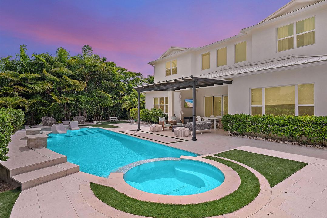 合同活跃: $3,999,990 (5 贝兹, 4 浴室, 4183 平方英尺)