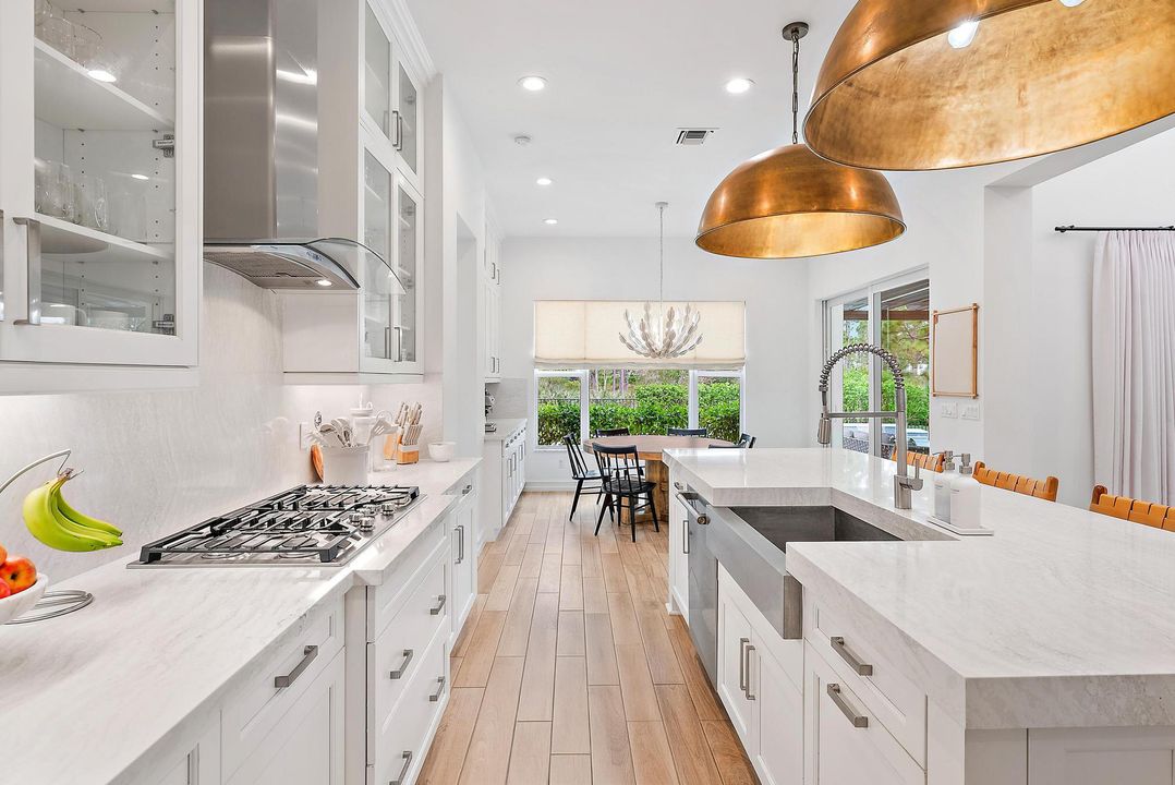 合同活跃: $3,999,990 (5 贝兹, 4 浴室, 4183 平方英尺)