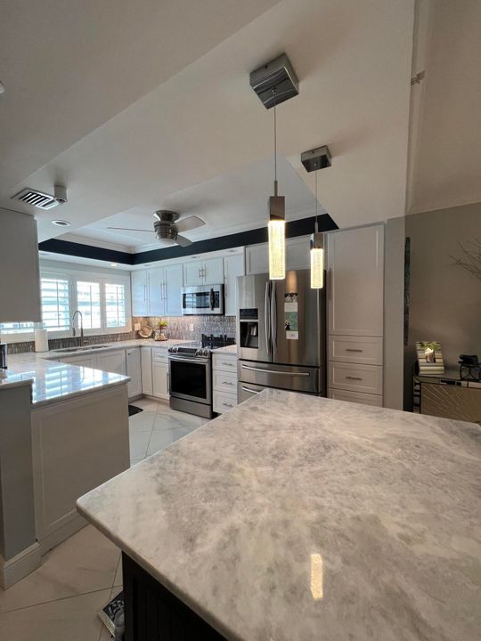 Под контрактом: $7,500 (2 спален, 2 ванн, 1201 Квадратных фут)