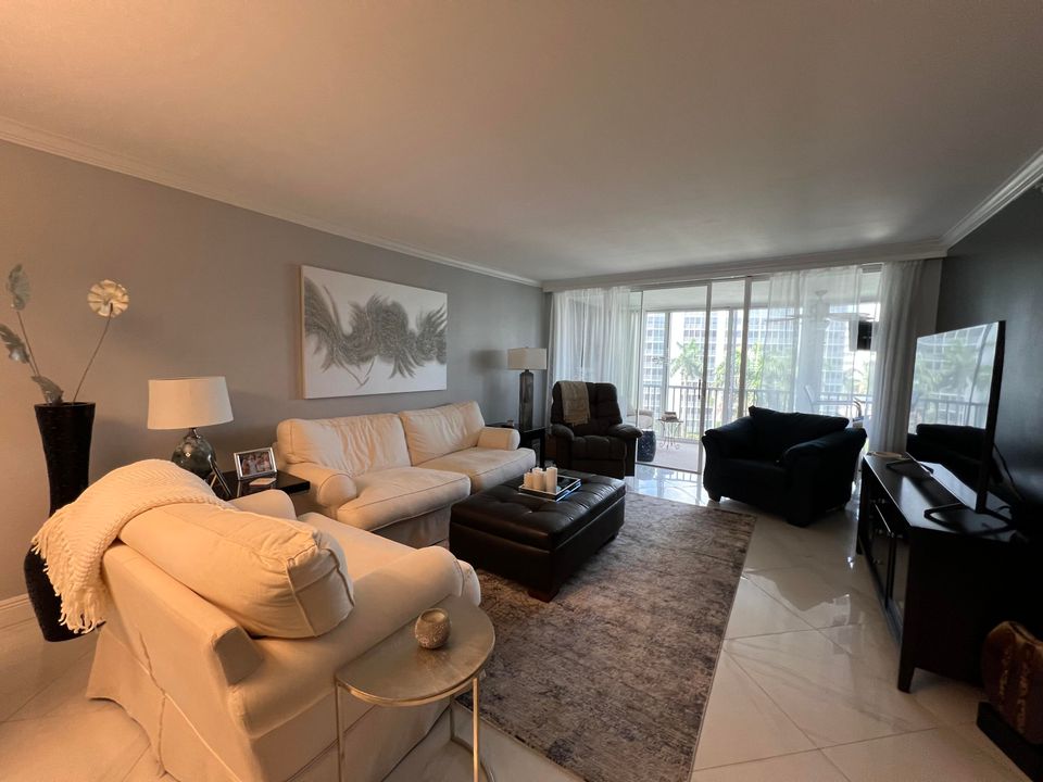 Под контрактом: $7,500 (2 спален, 2 ванн, 1201 Квадратных фут)