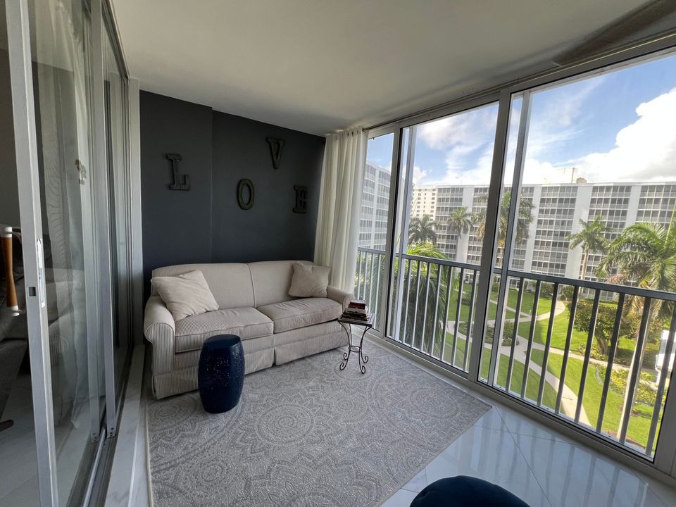 Под контрактом: $7,500 (2 спален, 2 ванн, 1201 Квадратных фут)