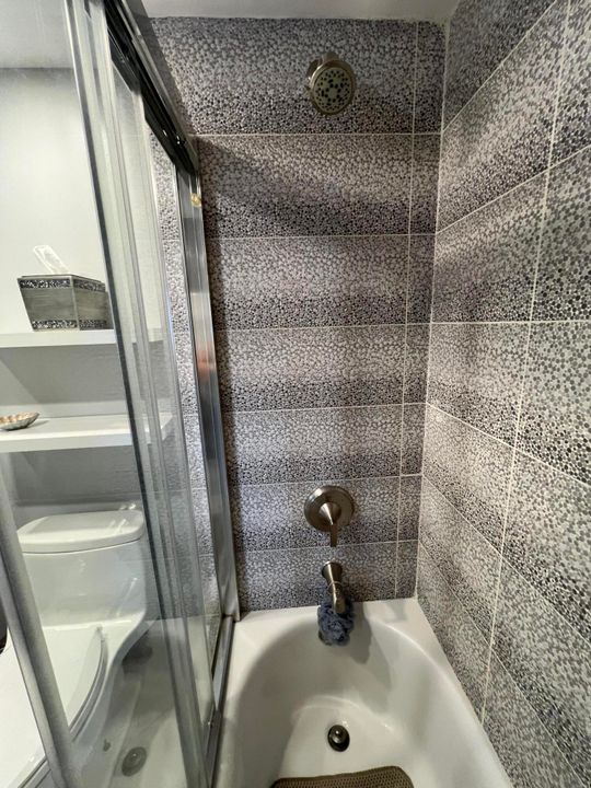 Под контрактом: $7,500 (2 спален, 2 ванн, 1201 Квадратных фут)