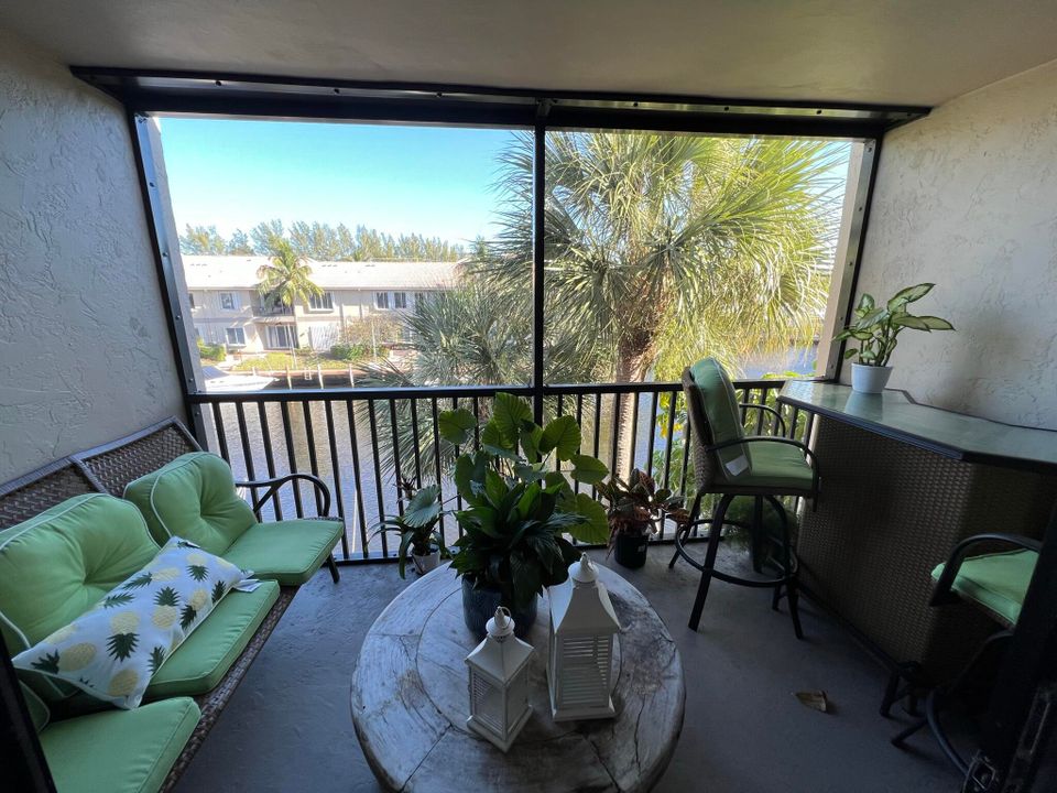 Active With Contract: $2,000 (2 beds, 1 baths, 1010 Square Feet)