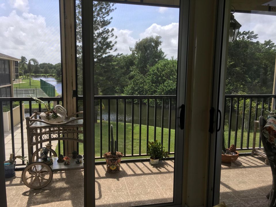 Active With Contract: $3,200 (1 beds, 2 baths, 1537 Square Feet)