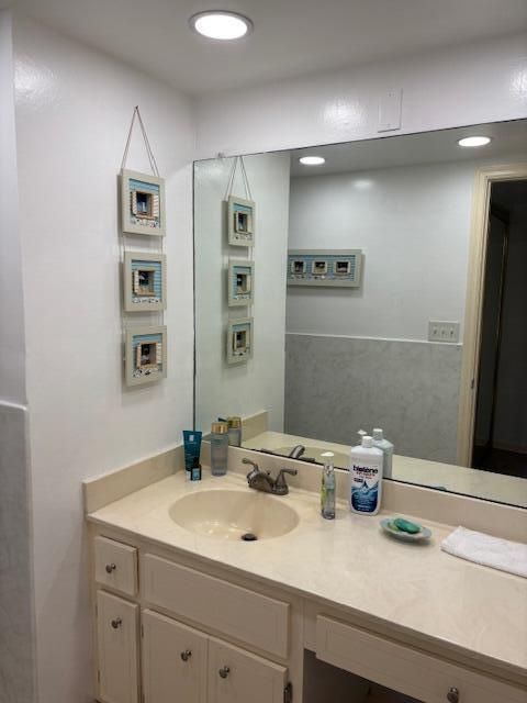 Active With Contract: $3,200 (1 beds, 2 baths, 1537 Square Feet)