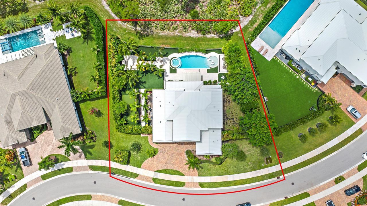 合同活跃: $3,999,990 (5 贝兹, 4 浴室, 4183 平方英尺)