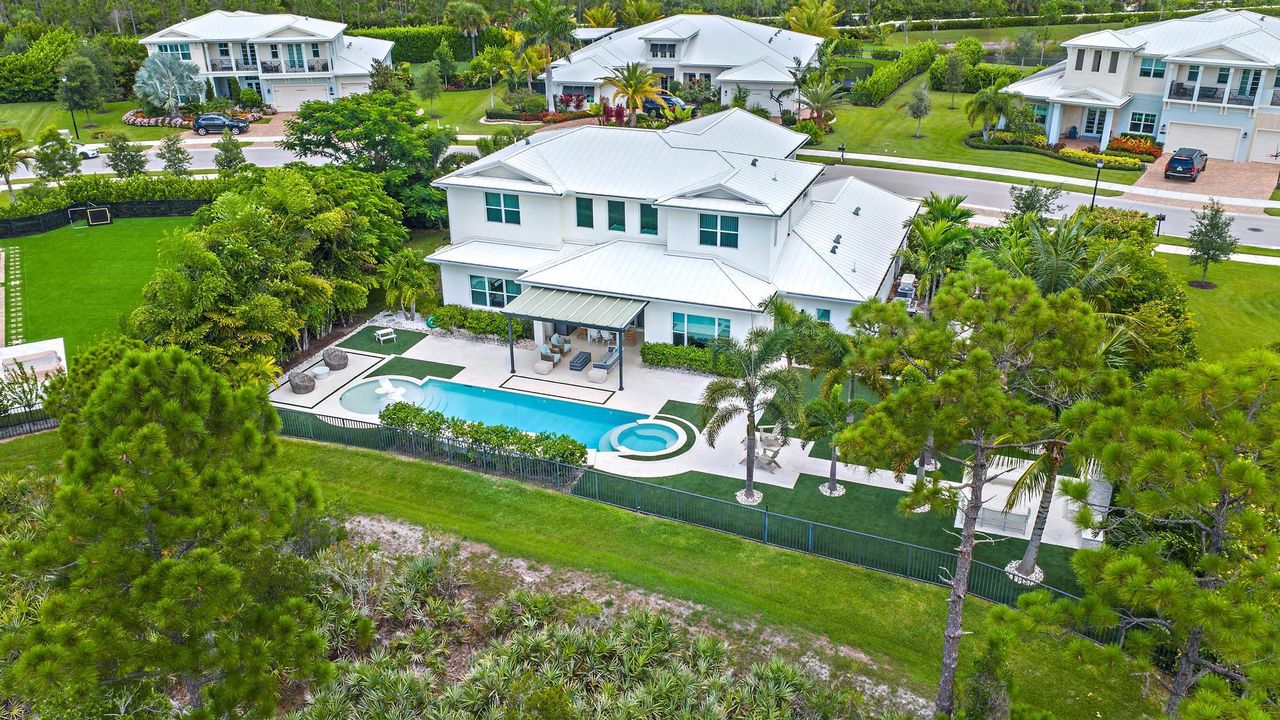 合同活跃: $3,999,990 (5 贝兹, 4 浴室, 4183 平方英尺)