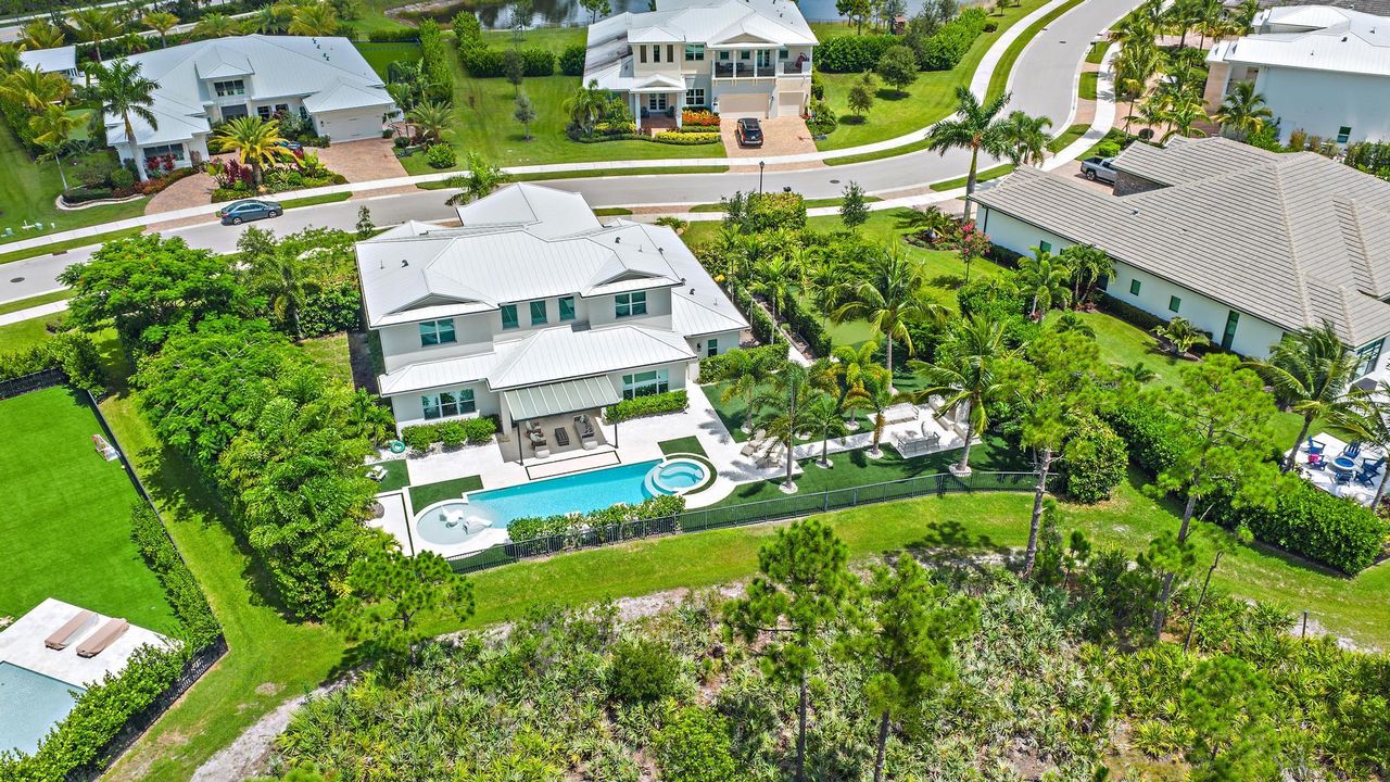 合同活跃: $3,999,990 (5 贝兹, 4 浴室, 4183 平方英尺)