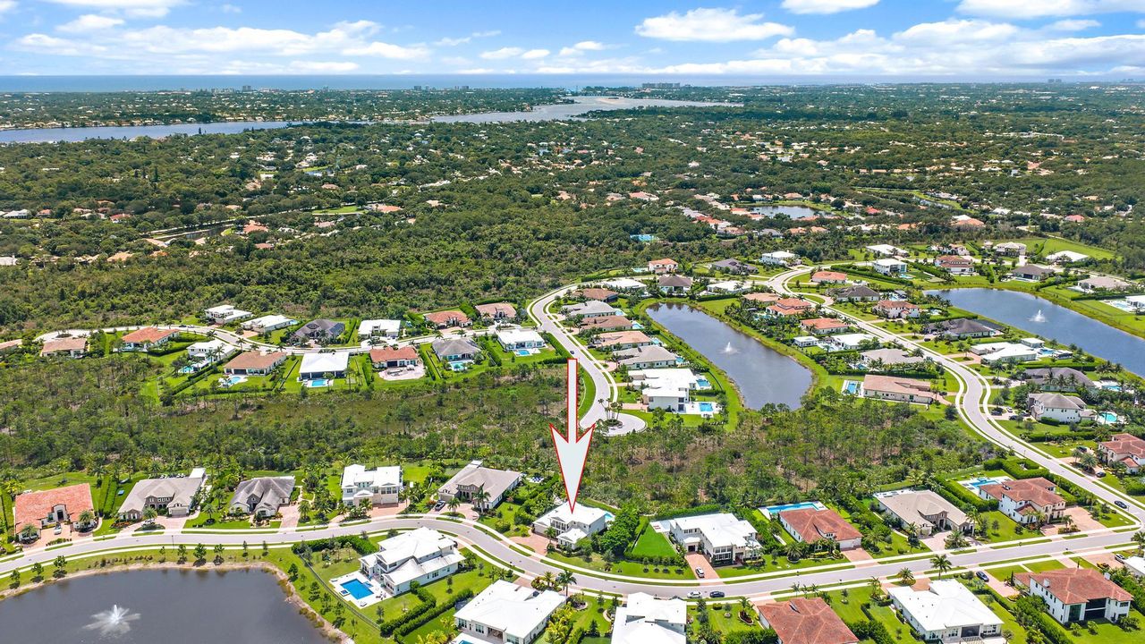 合同活跃: $3,999,990 (5 贝兹, 4 浴室, 4183 平方英尺)