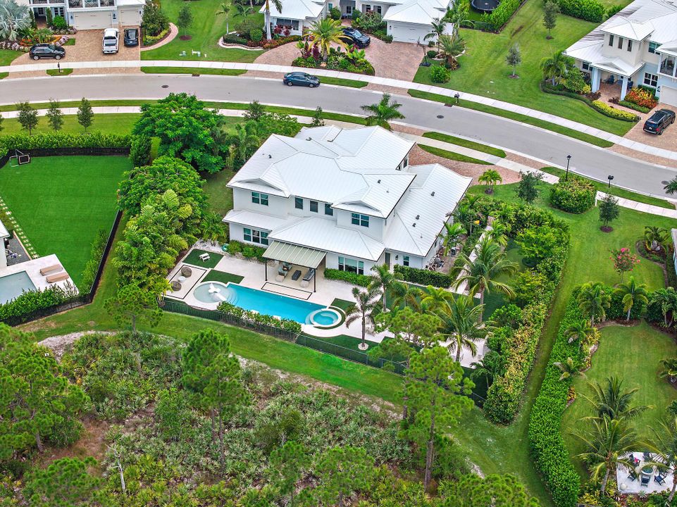 合同活跃: $3,999,990 (5 贝兹, 4 浴室, 4183 平方英尺)