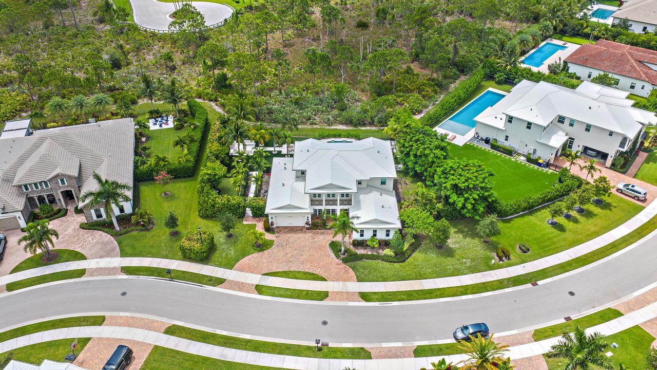 合同活跃: $3,999,990 (5 贝兹, 4 浴室, 4183 平方英尺)