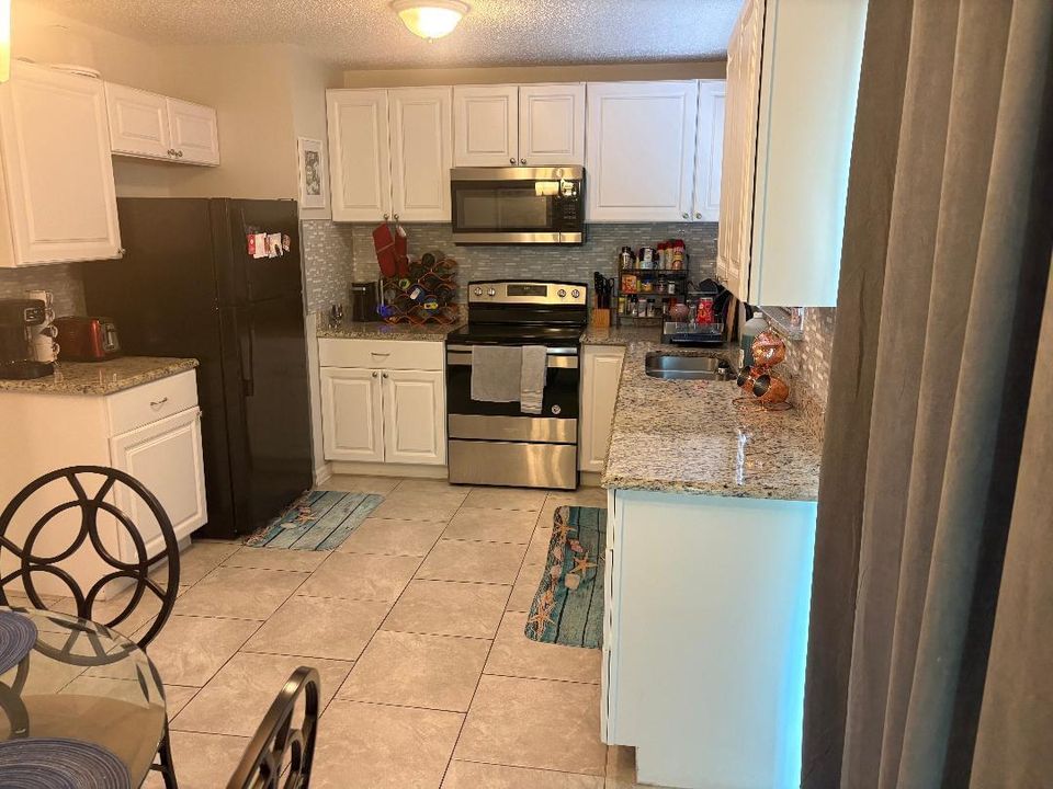 Под контрактом: $283,999 (2 спален, 1 ванн, 950 Квадратных фут)