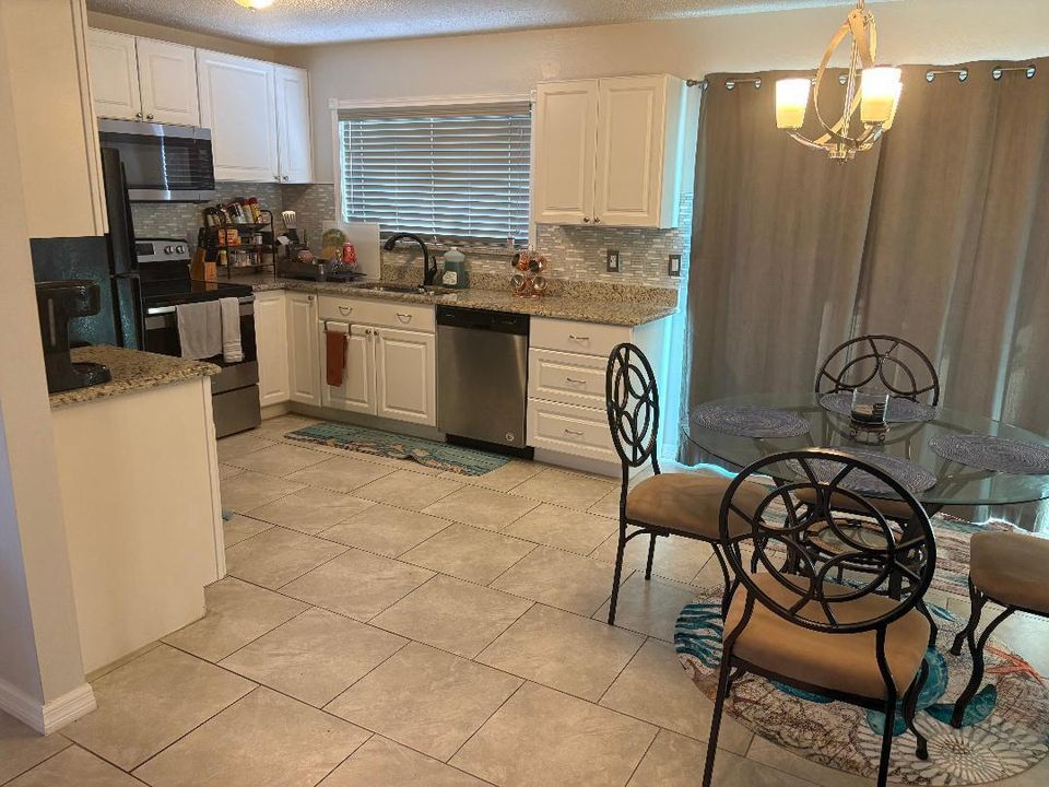 Под контрактом: $283,999 (2 спален, 1 ванн, 950 Квадратных фут)