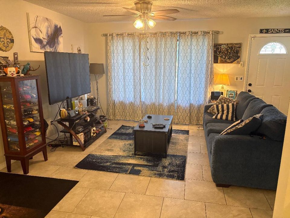 Под контрактом: $283,999 (2 спален, 1 ванн, 950 Квадратных фут)