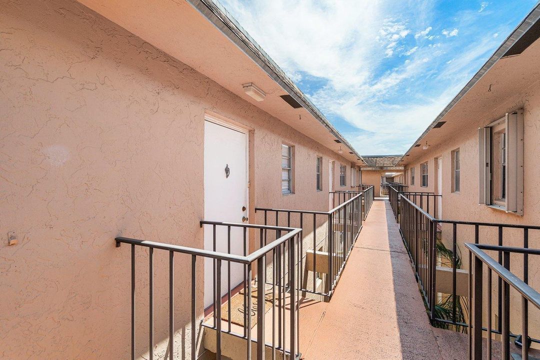 For Sale: $159,000 (1 beds, 1 baths, 512 Square Feet)