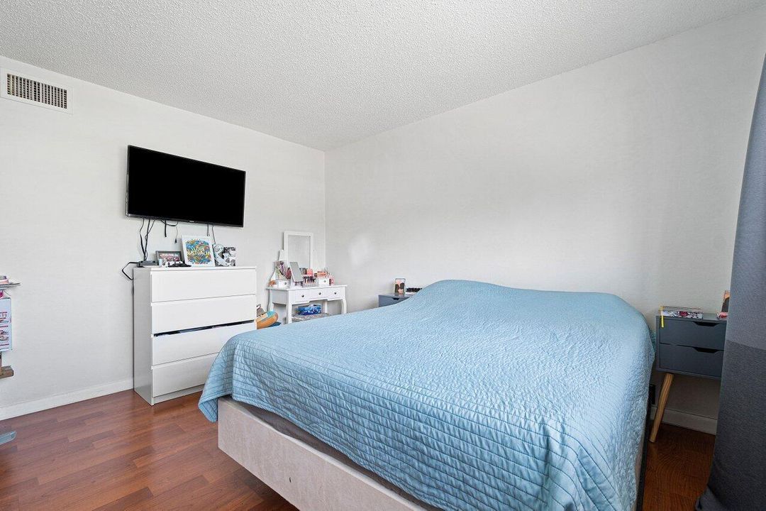 For Sale: $159,000 (1 beds, 1 baths, 512 Square Feet)