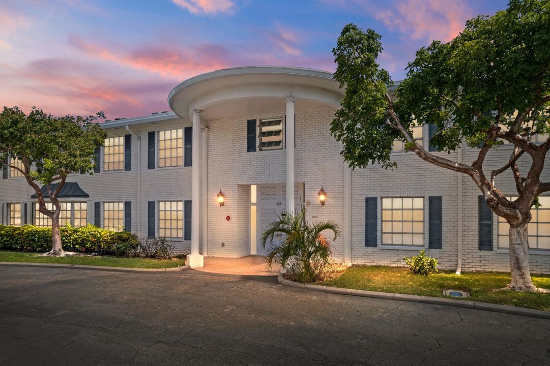 最近售出: $169,000 (2 贝兹, 1 浴室, 875 平方英尺)