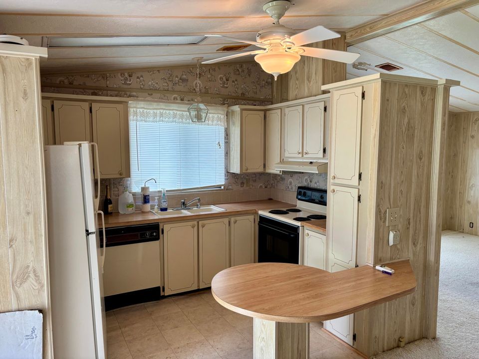 Active With Contract: $141,000 (2 beds, 2 baths, 962 Square Feet)