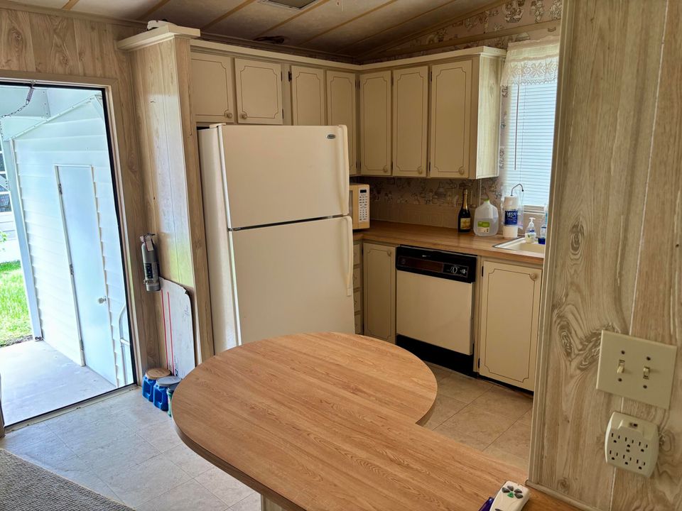 Active With Contract: $141,000 (2 beds, 2 baths, 962 Square Feet)