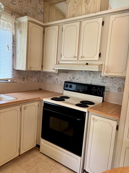 Active With Contract: $141,000 (2 beds, 2 baths, 962 Square Feet)