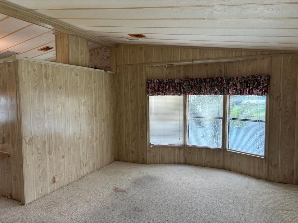 Active With Contract: $141,000 (2 beds, 2 baths, 962 Square Feet)