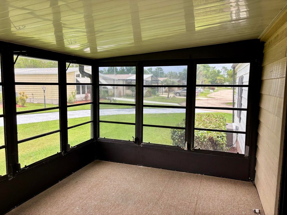 Active With Contract: $141,000 (2 beds, 2 baths, 962 Square Feet)