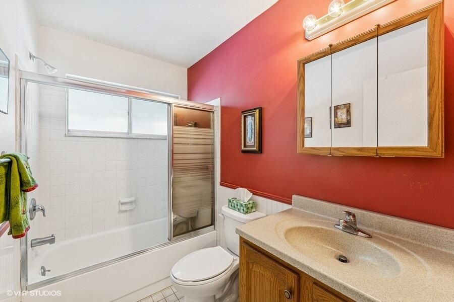 Active With Contract: $325,000 (3 beds, 2 baths, 1208 Square Feet)