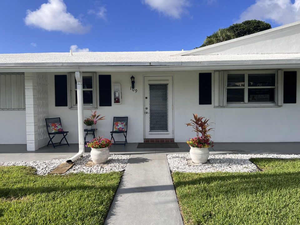 合同活跃: $185,000 (2 贝兹, 2 浴室, 962 平方英尺)