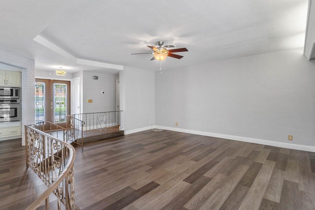 合同活跃: $1,196,898 (3 贝兹, 2 浴室, 1700 平方英尺)