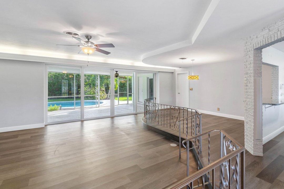 合同活跃: $1,196,898 (3 贝兹, 2 浴室, 1700 平方英尺)