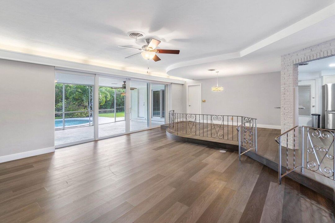 合同活跃: $1,196,898 (3 贝兹, 2 浴室, 1700 平方英尺)