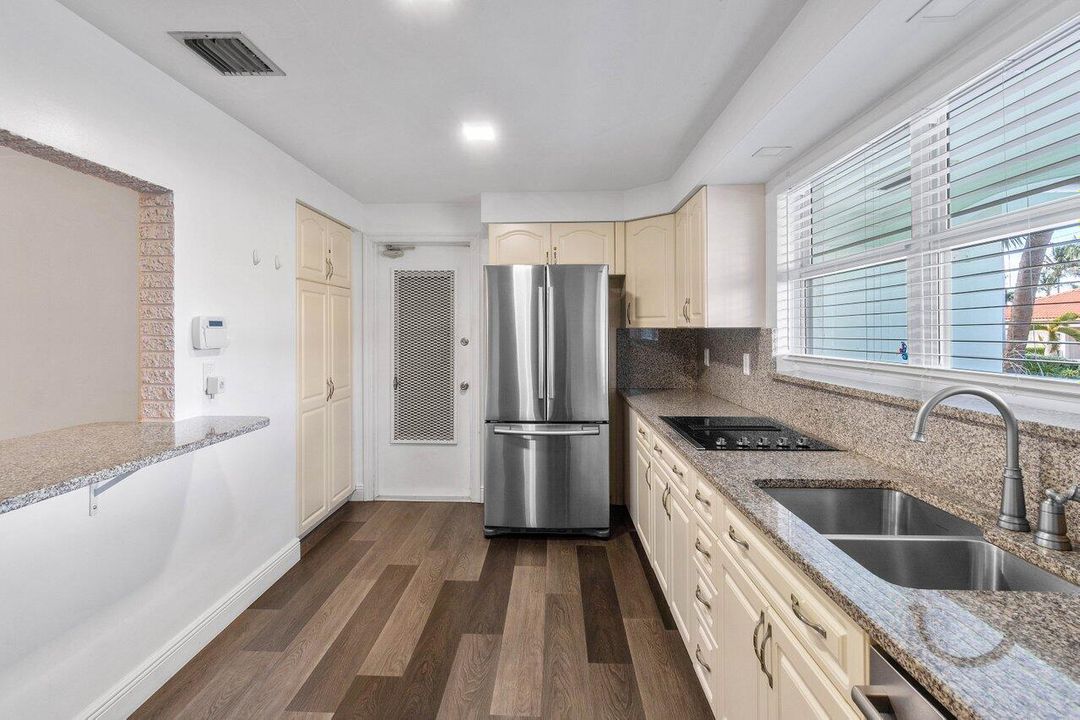 合同活跃: $1,196,898 (3 贝兹, 2 浴室, 1700 平方英尺)