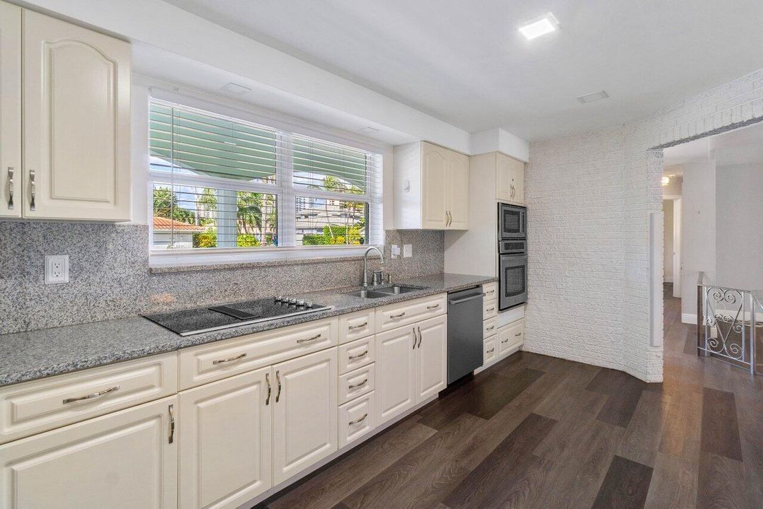 合同活跃: $1,196,898 (3 贝兹, 2 浴室, 1700 平方英尺)